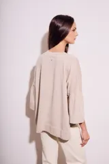 Sweater color beige de tejido de punto, con cuello redondo y mangas 3/4 con volados.