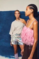 Top de tirantes finos con diseño de capas de flecos en color azul eléctrico.