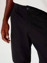 Bermuda de corte recto estilo chino, confeccionada en lino, con ruedo doblado y cierre frontal.