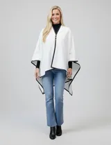 Ruana negra de tejido suave, con cierre frontal de botones metálicos y ribetes de cuero sintético en los bordes.