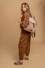 Mochila urbana de diseño compacto en color negro, confeccionada en nylon resistente. Cuenta con un compartimento principal con cierre, bolsillo frontal con cierre y correas ajustables con detalle de marca.