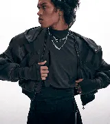 Campera estilo bomber crop color negro, capitoneada con capucha y guantes.