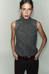 Top sin mangas confeccionado en mezcla de lana y alpaca, con cuello subido y detalle de abalorios joya aplicados en los hombros.