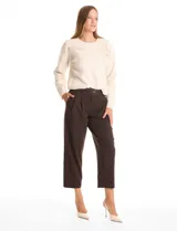 Pantalón de vestir marca Elie Tahari con silueta fluida, diseño de pinzas frontales, bolsillos laterales funcionales y corte wide leg al tobillo.