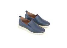 Zapatos tipo pancha sin cordones, fabricados en cuero azul marino con detalles texturizados y suela blanca de poliuretano.