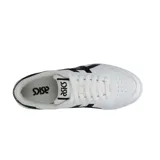 Championes Asics Japan S de mujer, color blanco con detalles en verde. Inspirados en un modelo de 1981, con silueta baja y colores retro.