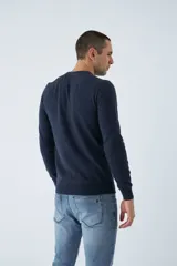 Sweater de tejido de punto con mezcla de algodón y cashmere, de calce regular, con escote redondo a la base, mangas largas y puños y dobladillo acanalados. Presenta un pequeño logo bordado en el pecho.