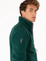 Campera de micropolar azul marino con cierre frontal, cuello alto y logo bordado en el pecho.