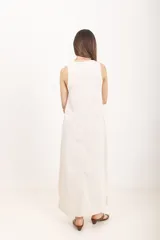 Vestido largo negro de corte recto y holgado, sin mangas, con escote redondo y costuras pespunteadas a contratono.