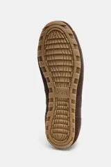 Zapatilla de running en combinación de materiales, con cuerpo de piel y detalles en gamuza, color marrón. Cuenta con cierre mediante cordones en tono crema y suela plana de goma.