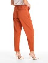 Pantalon de corte relajado color beige, con cintura plana en el frente y elástica en la parte posterior. Presenta pierna de corte recto, bolsillos laterales diagonales y bolsillos traseros simulados.