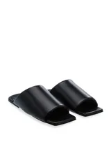 Sandalia baja negra de cuero con punta cuadrada.