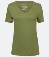 Remera básica de algodón color rosa pálido, con escote en V y mangas cortas.