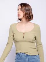 Top de manga larga ceñido al cuerpo, color negro, con escote bote pronunciado y detalle de botones forrados en el centro del pecho.