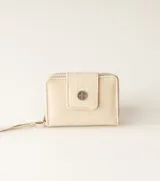 Billetera pequeña color azul con textura croco y cierre perimetral con cremallera.