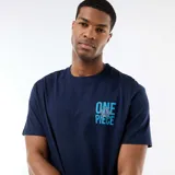 Conjunto de pijama compuesto por una remera de manga corta y un short, ambos en color azul marino. La remera presenta un estampado pequeño en el pecho con el logo de One Piece en color celeste.