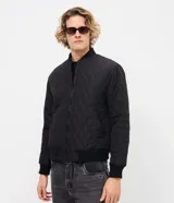 Campera masculina de corte regular, confeccionada en poliéster con acabado capitoneado texturizado en rombos. Presenta cierre frontal con cremallera, cuello redondo y puños con terminación en rib.