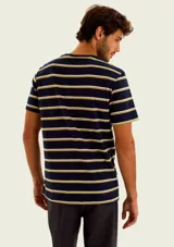 Remera de manga corta con diseño a rayas horizontales en tonos azul marino, tostado y blanco, con cuello redondo ribeteado.
