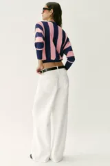 Sweater de punto con diseño de rayas verticales anchas en color azul marino y rosado, cuello redondo y mangas largas con puños ajustados.