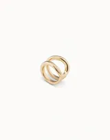 Anillo de metal bañado en plata con diseño curvilíneo de estilo oriental y logo de la marca grabado.