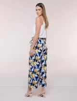 Pantalón estampado de caída fluida y calce relajado, con cintura alta elastizada y cordón ajustable. Presenta una pierna de corte ancho tipo cropped.