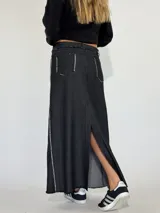 Falda larga de jean azul oscuro con corte evasé y terminación desflecada.