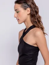 Top negro al cuerpo sin mangas con escote halter y cut-out en el pecho. Confeccionado en tela con destellos metálicos.
