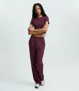 Pantalón de corte recto con cintura elástica y lazo de ajuste frontal. Confeccionado en tejido modal con caída fluida y estructura cómoda.