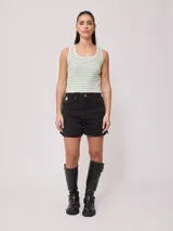 Musculosa blanca a rayas horizontales azules, de corte ajustado y breteles anchos.