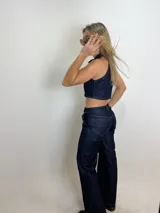 Pantalón de jean azul oscuro de corte recto.