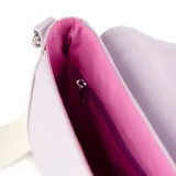 Bandolera Extra Large modelo Rachel, color lila, confeccionada en símil cuero con solapa frontal y botón imantado. Cuenta con herrajes plateados y una correa de tela ajustable en color beige.