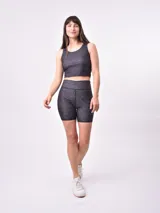 Top deportivo estampado con cuello redondo y espalda deportiva.