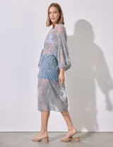 Kaftan largo de micro tul bordado color celeste, con mangas 3/4 y lazo de ajuste en la cintura.