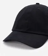 Gorra negra de sarga con visera curva, sin estampa y ajuste trasero.