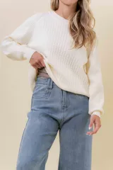Jean wide leg de tiro alto con calce relajado y pierna amplia. Confeccionado en denim con leve desgaste, cuenta con cintura definida con presillas, bolsillos clásicos y cierre frontal con botón metálico.