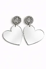 Aros colgantes con dije de corazón liso en tono dorado, sujetos a un stud circular con centro texturizado y borde de cristales.