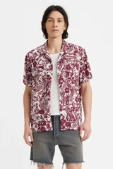 Camisa de manga corta con estampado floral en tonos borgoña y blanco.