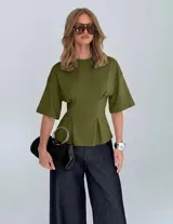 Remera de diseño estructurado color verde militar, con mangas amplias y silueta entallada mediante pinzas frontales que definen la cintura.
