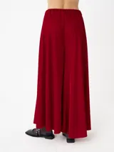 Pantalón extra wide color borgoña de terciopelo, con pretina elastizada y silueta oversized.