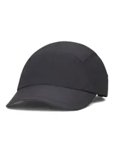 Gorra deportiva de estilo minimalista, confeccionada en nailon ligero y resistente con tratamiento hidrófugo. Presenta un diseño sin estructura, ojales laterales para ventilación y un cierre trasero ajustable con cordón elástico.
