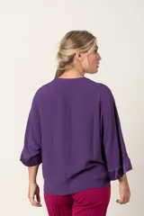 Túnica color naranja con cuello en V, mangas 3/4 y lazo para atar en la parte delantera.