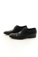 Zapato de vestir acordonado de cuero vacuno marrón, con puntera distinguida y suela con sutil tacón.