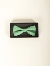 Moño de vestir azul marino con lunares blancos.