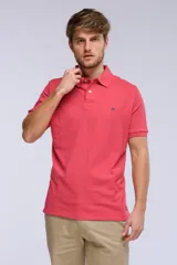 Remera polo de piqué de manga corta, color celeste, con cuello camisero, cartera con botones y pequeño logo bordado en el pecho.