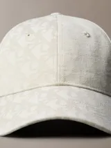 Gorra de béisbol color beige con diseño de monograma sutil en toda la pieza. Cuenta con visera curva y estructura clásica.