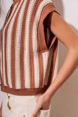 Chaleco de punto con rayas verticales color beige y marrón, de corte holgado y sin mangas.