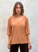 Blusa color caramelo con escote en V y mangas 3/4 abullonadas.