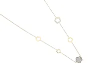 Collar dorado de acero con colgantes en forma de flor, algunos con incrustaciones de circonitas y uno de nácar.