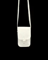 Bandolera tipo porta celular color blanco con textura tipo croco, correa regulable y bolsillo interno.