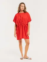 Vestido corto color verde militar, con cuello redondo, mangas cortas y cintura ajustable con cordón.